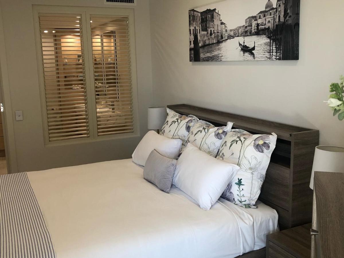 Grand Mercure Allegra Hervey Bay Exteriér fotografie A bedroom with plantation shutters