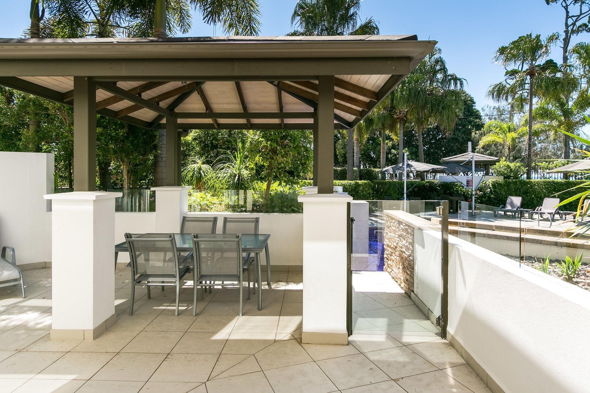 Grand Mercure Allegra Hervey Bay Exteriér fotografie The pool at the hotel