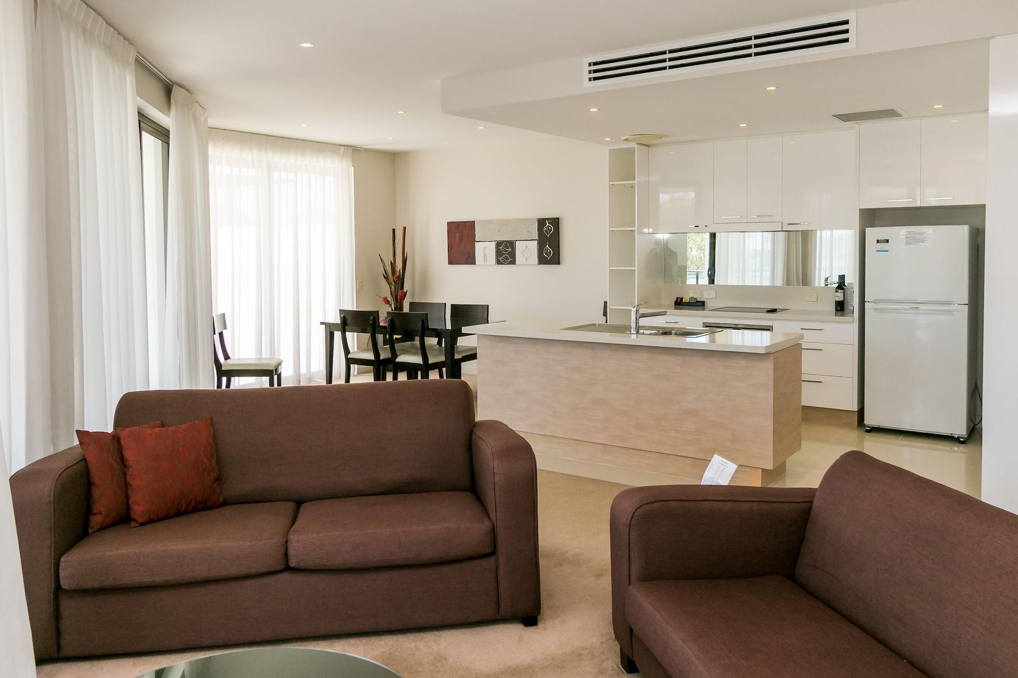 Grand Mercure Allegra Hervey Bay Exteriér fotografie A living room with a kitchen