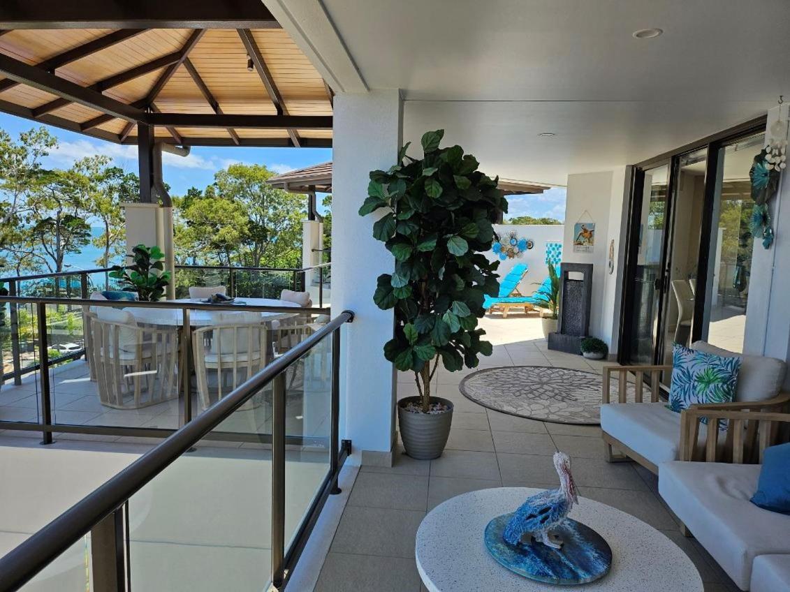 Grand Mercure Allegra Hervey Bay Exteriér fotografie A balcony at the Ritz-Carlton, Laguna Beach
