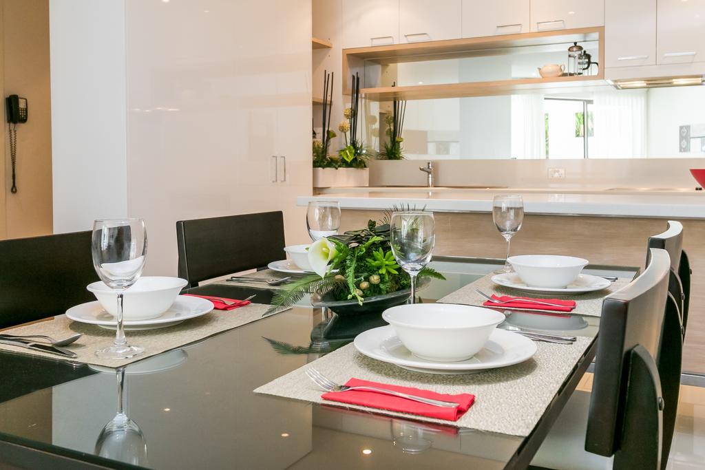 Grand Mercure Allegra Hervey Bay Exteriér fotografie A dining room table set for dinner