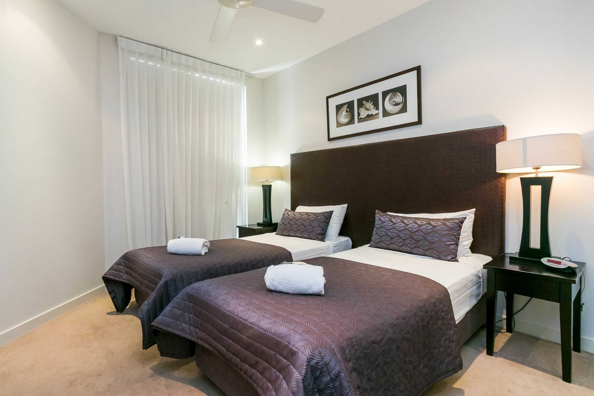 Grand Mercure Allegra Hervey Bay Exteriér fotografie A bedroom at the Mantra on Broadbeach